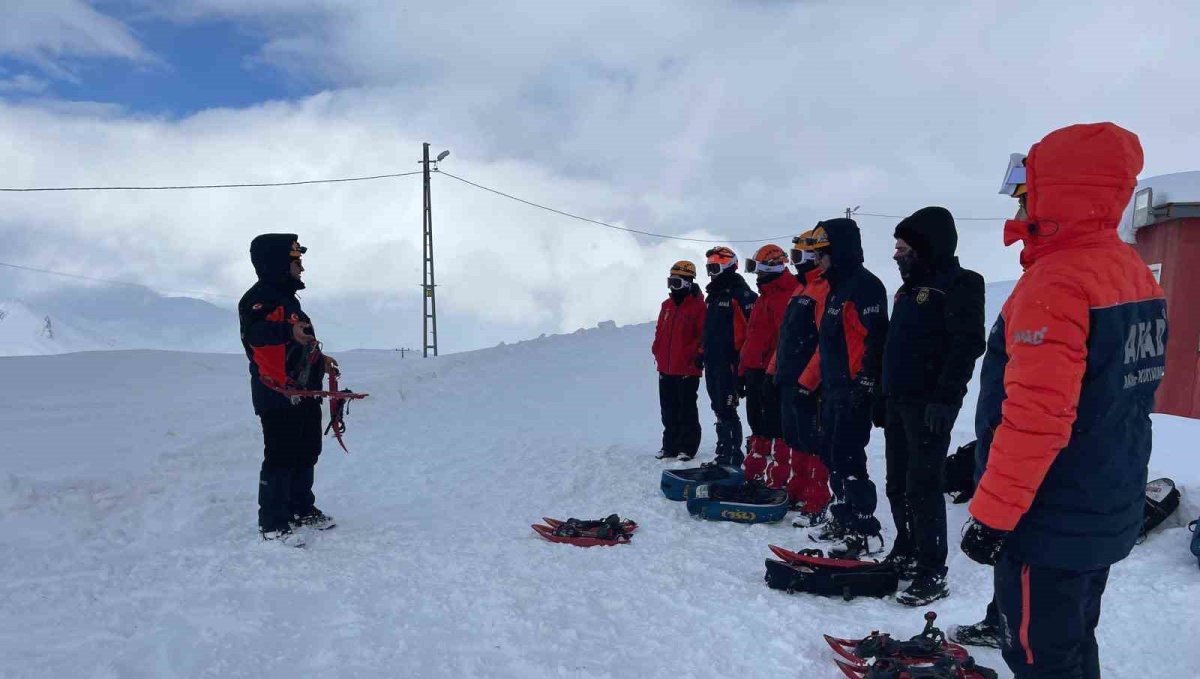 Hakkari'de itfaiye ve AFAD personeline 'Çığda Farkındalık Eğitimi' verildi