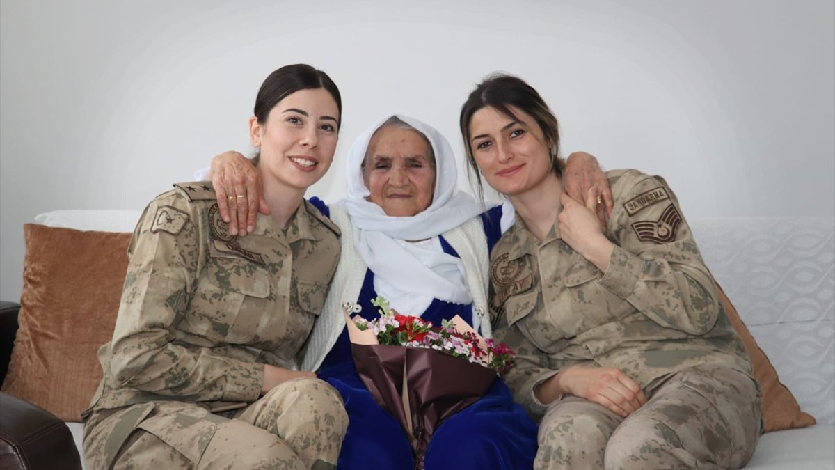 Hakkari'de jandarma ekipleri 100 yaşındaki kadını ziyaret etti