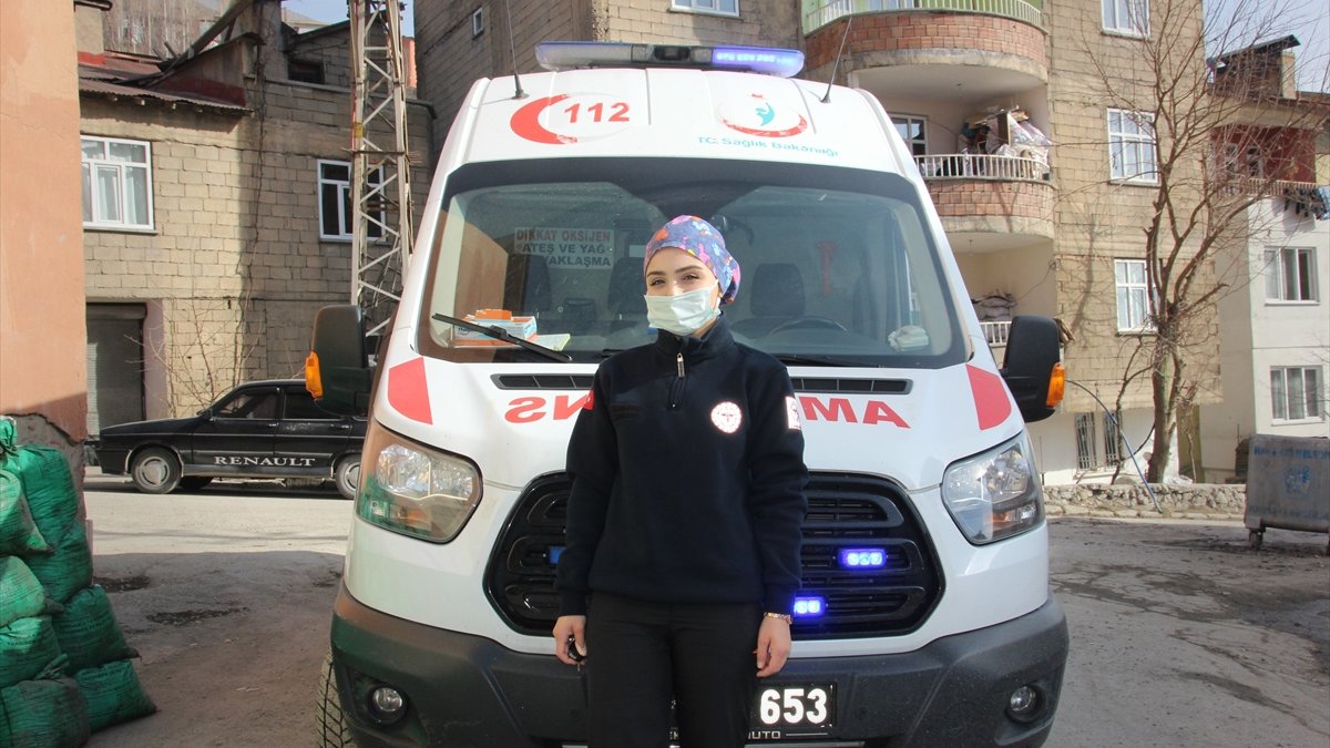Hakkari'de kadın ambulans şoförü hastaların imdadına yetişiyor