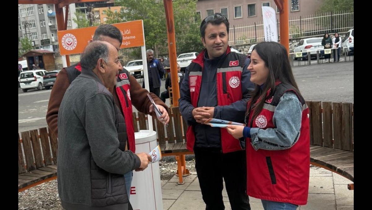 Hakkari'de kadına şiddete karşı farkındalık standı
