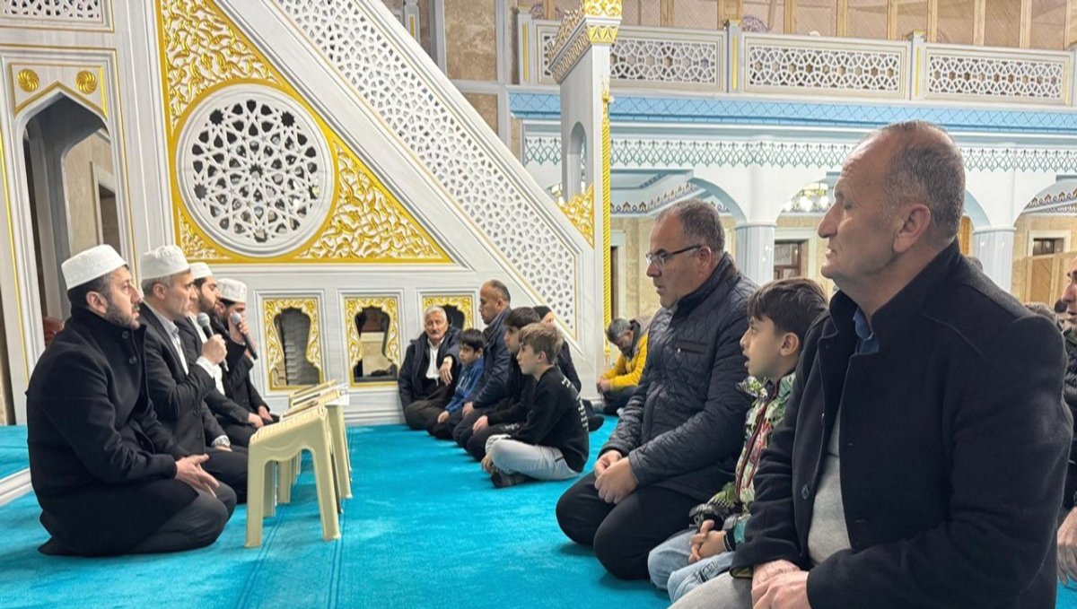 Hakkari'de Kadir Gecesi dualarla idrak edildi