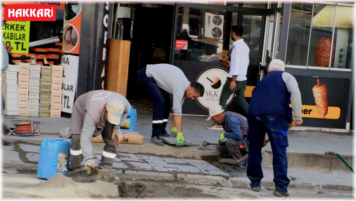 Hakkari'de kaldırımlar yenileniyor