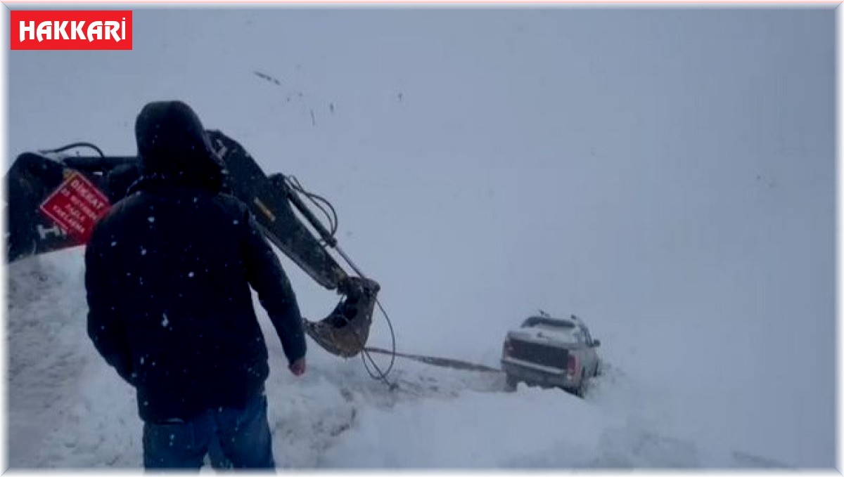 Hakkari'de kamyonet şarampole düştü, mahsur kalan 3 kişiyi ekipler kurtardı