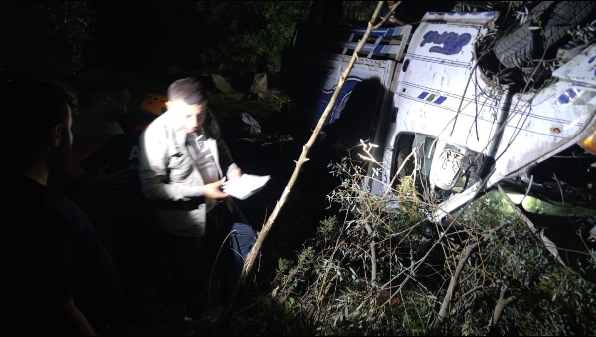 Hakkari'de kamyonet şarampole yuvarlandı: 2 yaralı