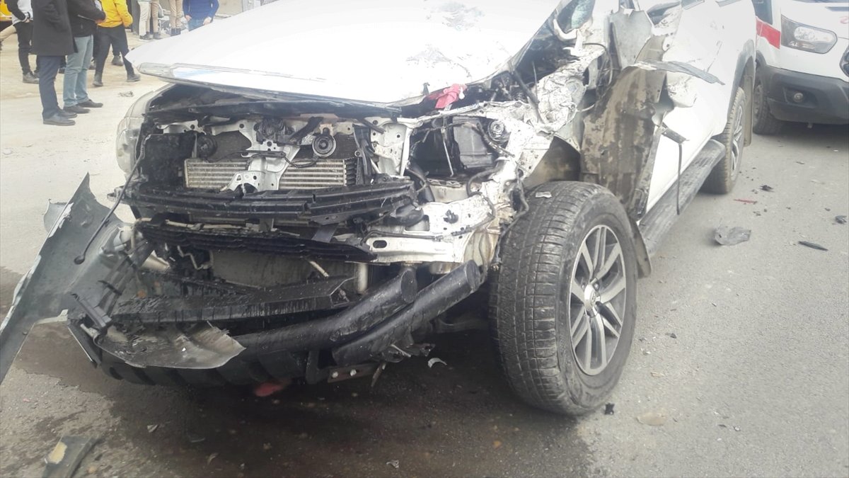 Hakkari'de kamyonetin çarptığı zabıta aracındaki 2 kişi yaralandı
