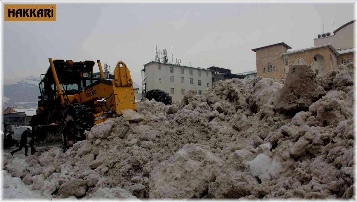 Hakkari'de kamyonlarla kar taşınıyor