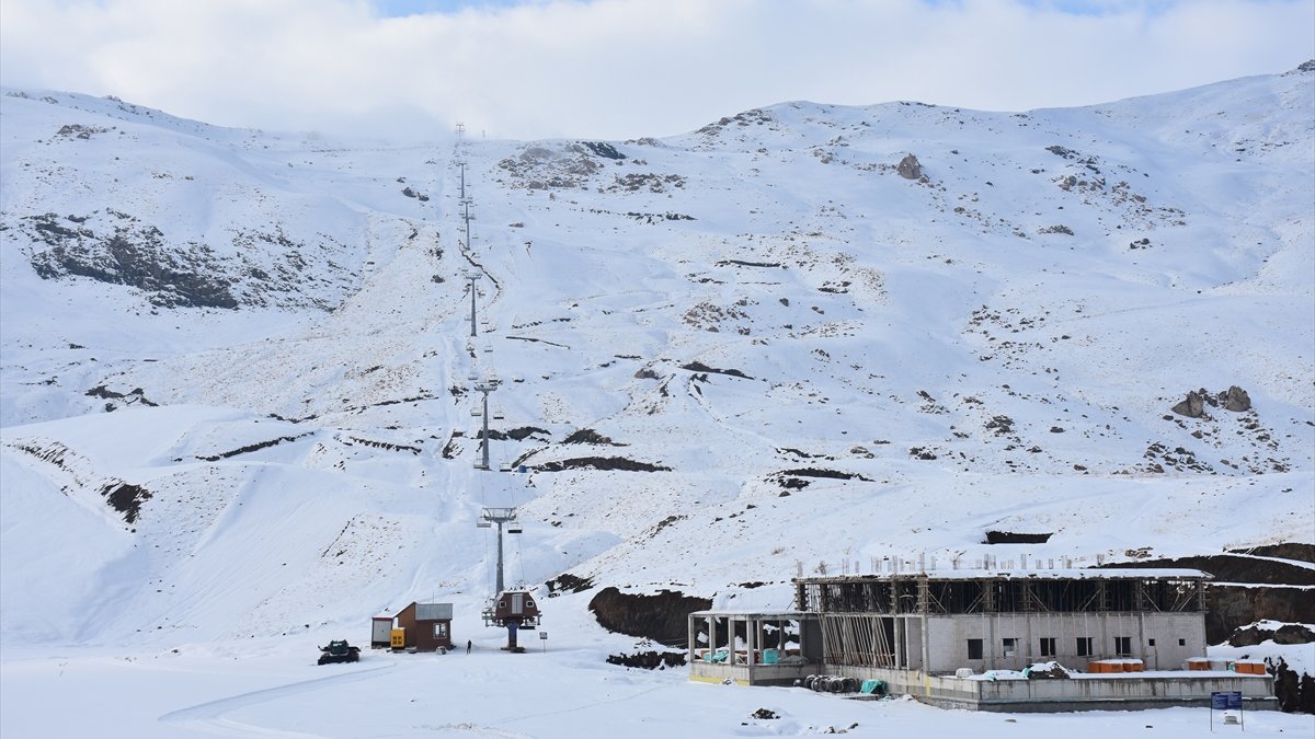 Hakkari'de kapasitesi artırılan kayak merkezi bölgenin cazibe merkezi olacak
