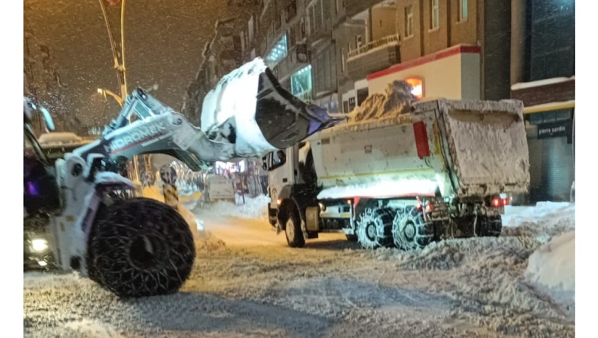 Hakkari'de kar dağları şehir dışına çıkartılıyor