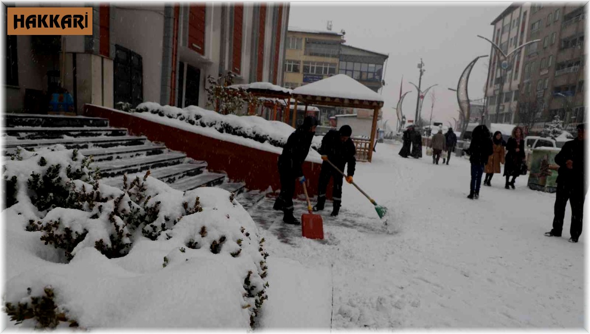 Hakkari'de kar küreme timi iş başında