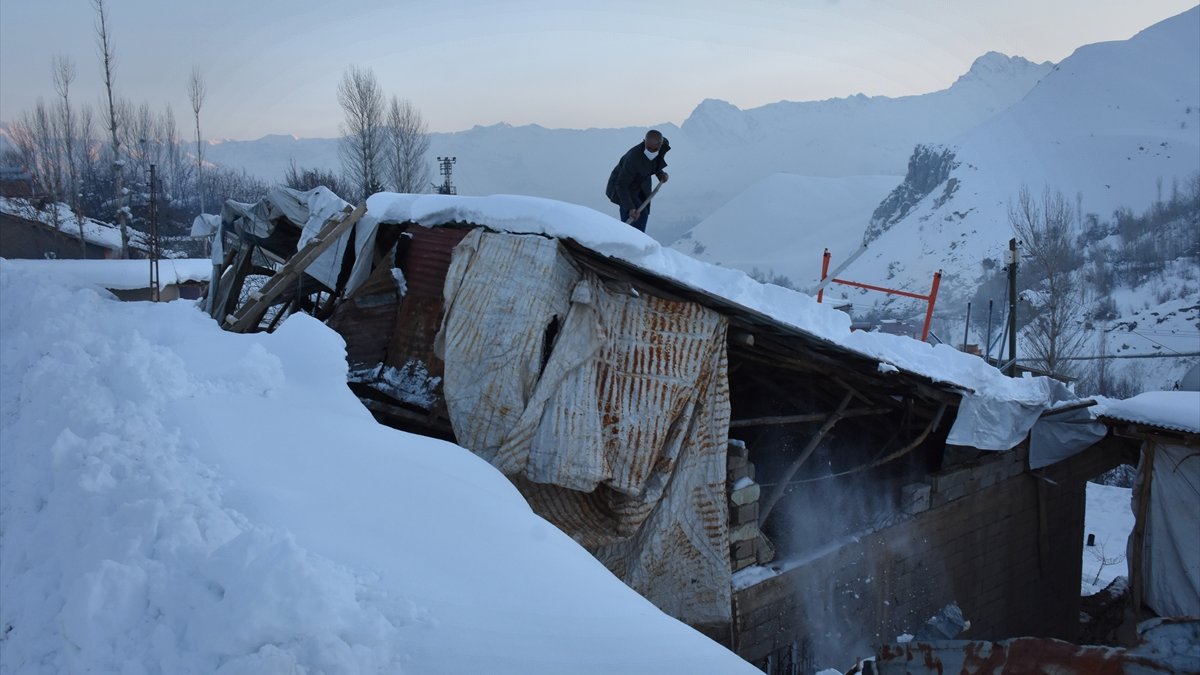 Hakkari'de kar nedeniyle bir evin çatısı çöktü