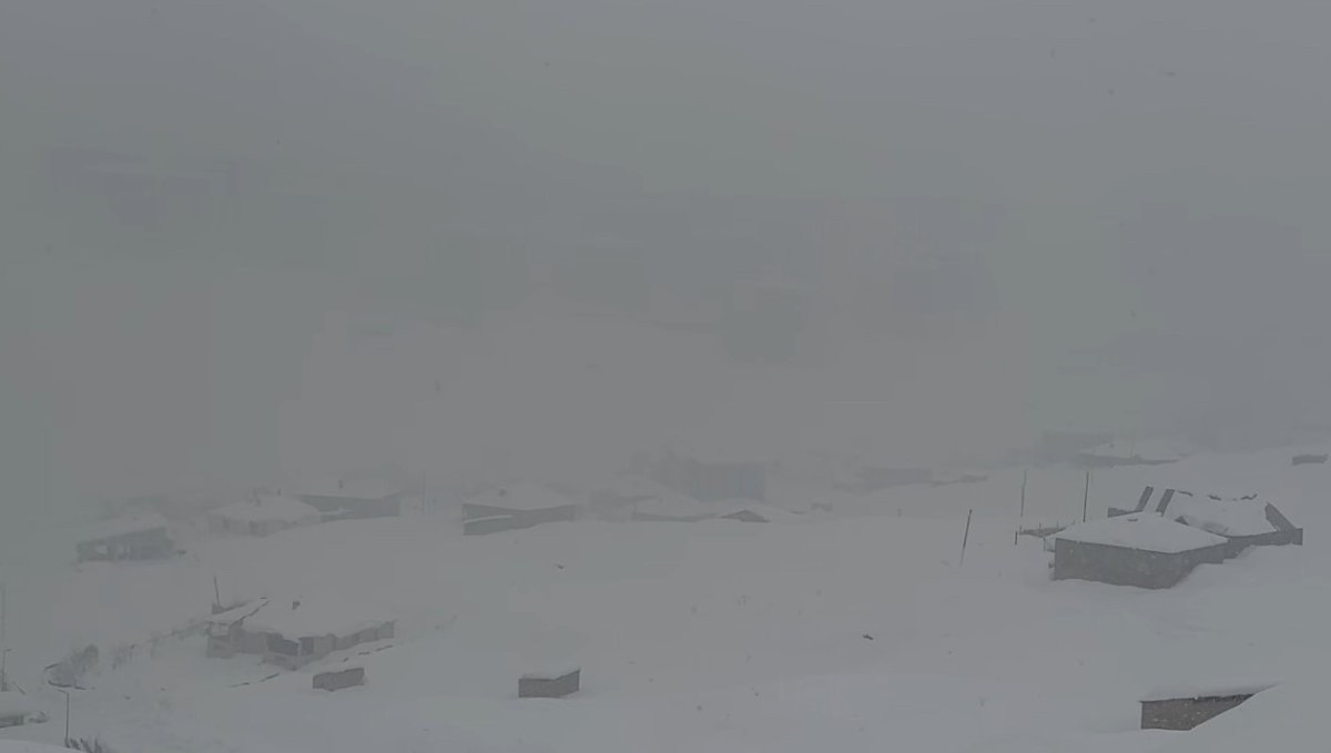 Hakkari'de kar yağışı: 43 yerleşim yerinin yolu kapandı