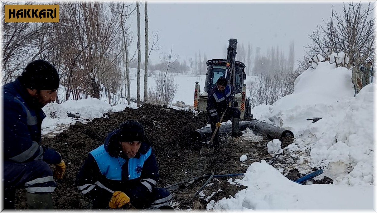 Hakkari'de kar yağışı altında su arıza onarımı