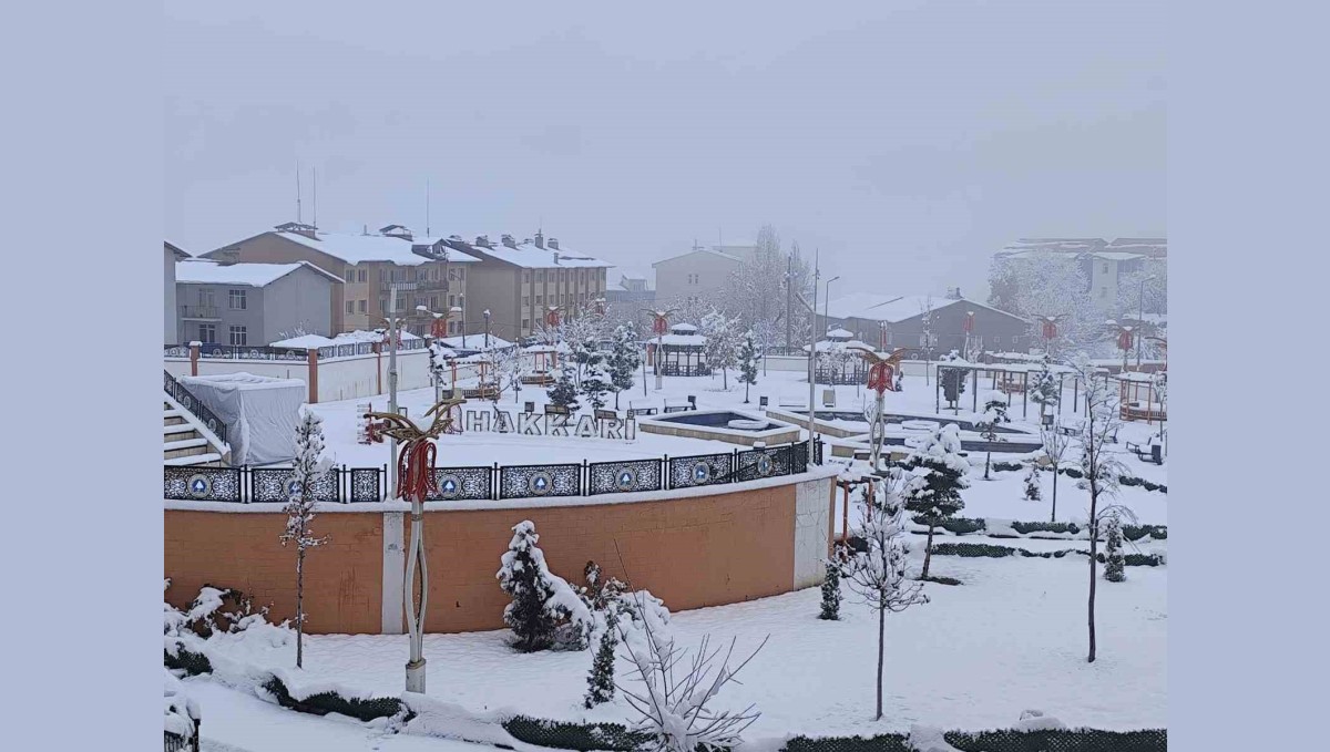 Hakkari'de kar yağışı kartpostallık manzaralar oluşturdu