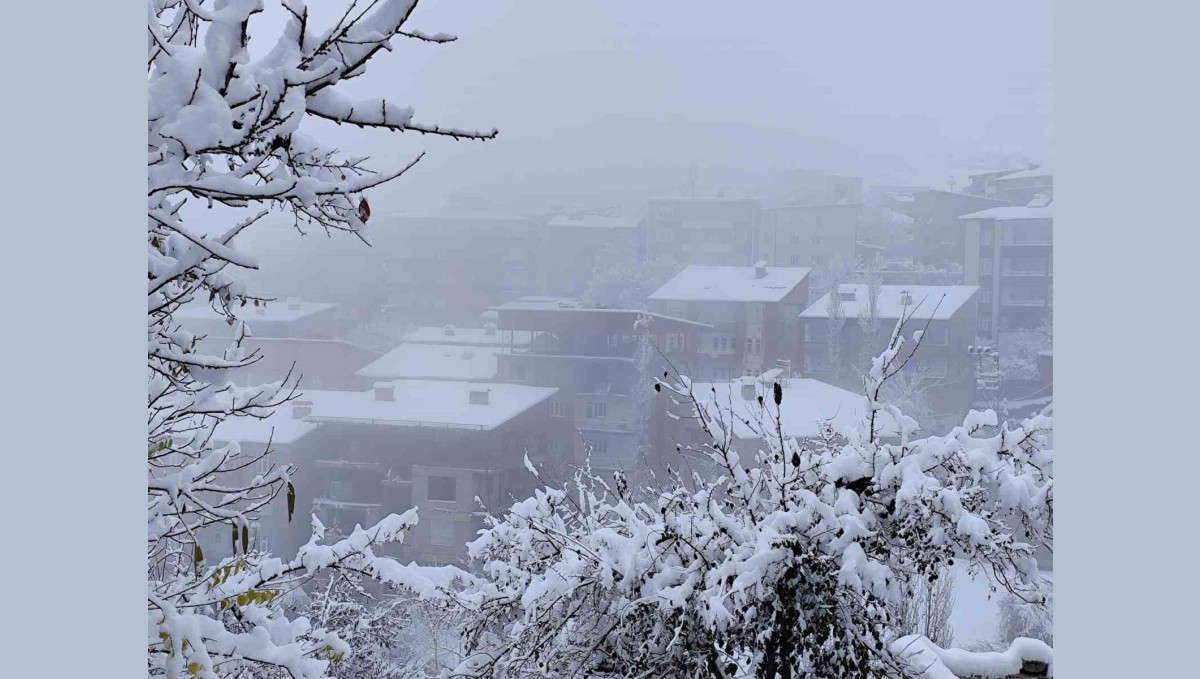 Hakkari'de kar yağışı yerini sise bıraktı