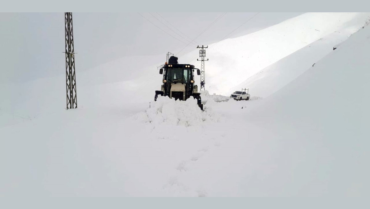 Hakkari'de kardan kapanan 9 köy ve 21 mezra yolu ulaşıma açıldı