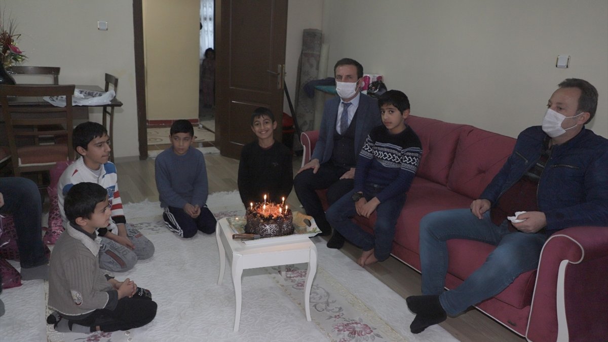 Hakkari'de kardan pastayla doğum günü kutlanan çocuğa valilik ve hayırseverler de sürpriz yaptı