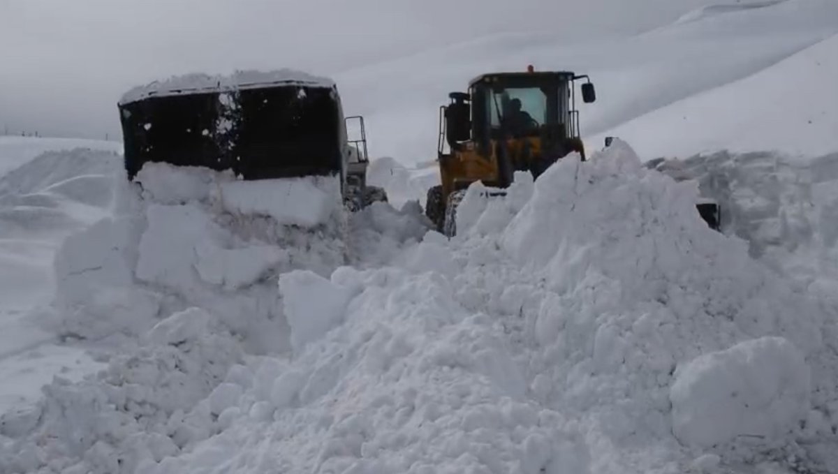 Hakkari'de karla mücadele: 143 yerleşim yerinin yolu ulaşıma açıldı