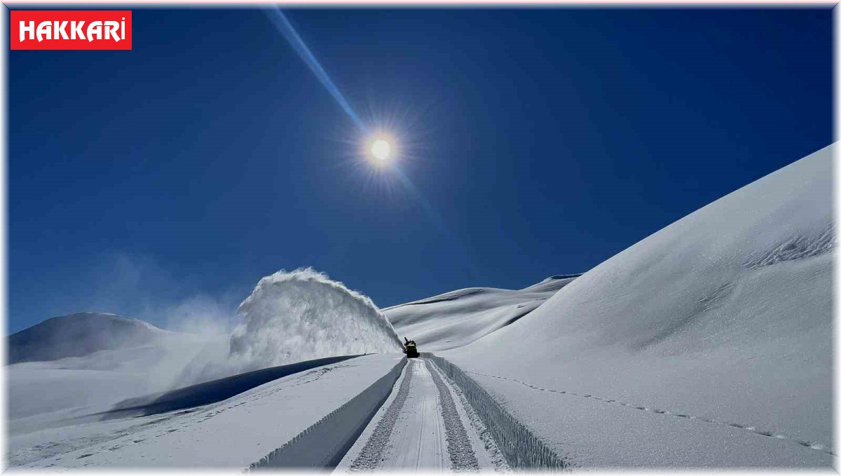 Hakkari'de karla mücadele çalışması devam ediyor