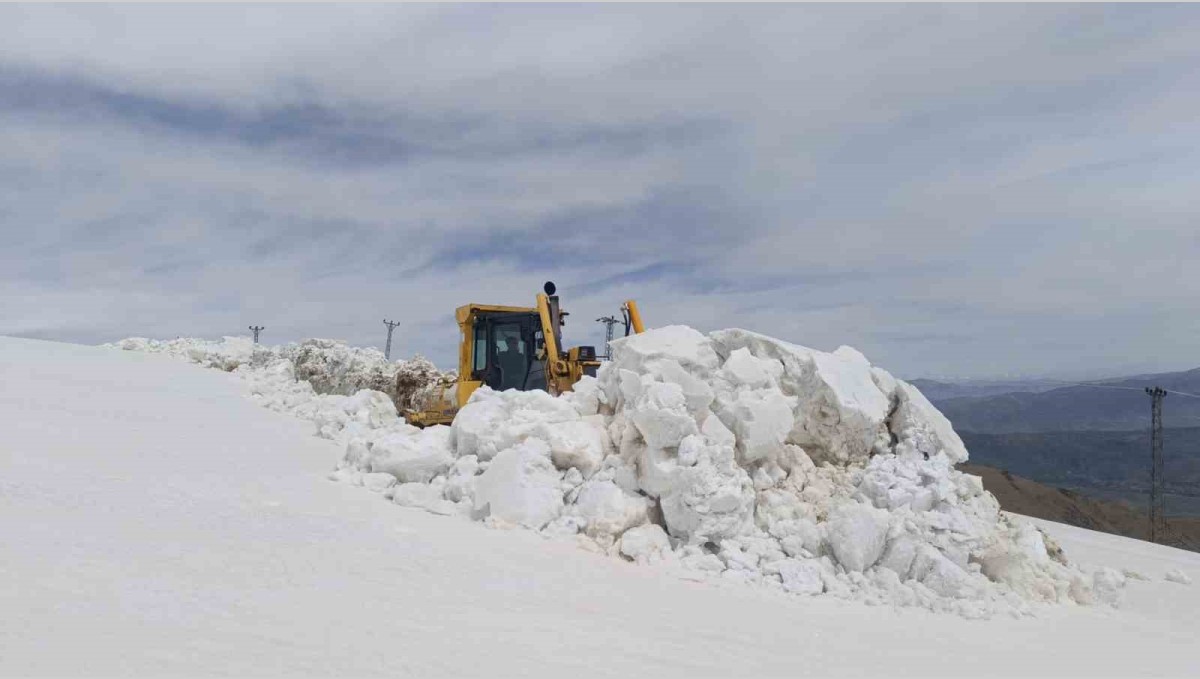 Hakkari'de karla mücadele çalışması sürüyor