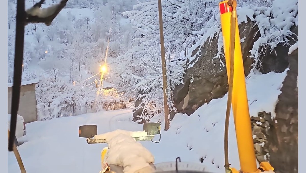 Hakkari'de karla mücadele ekibi gece kar mesaisinde
