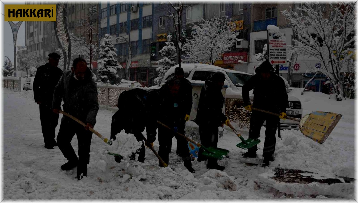 Hakkari'de karla mücadele sürüyor