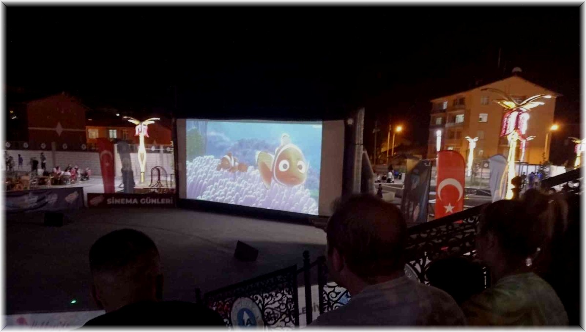 Hakkari'de 'Kayıp Balık Memo" filmi izletildi