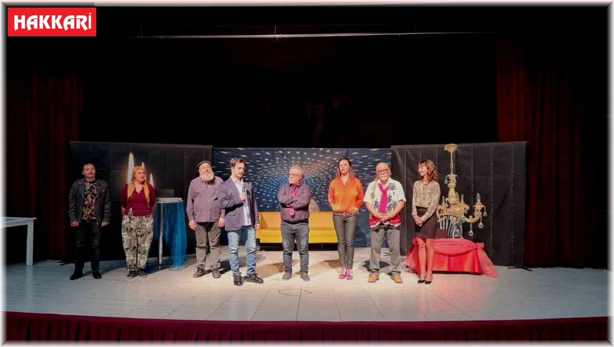 Hakkari'de "Komiği Düşünüldü" adlı tiyatro oyunu sahnelendi