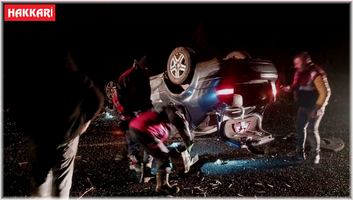 Hakkari'de kontrolden çıkan otomobil takla attı: 3 yaralı