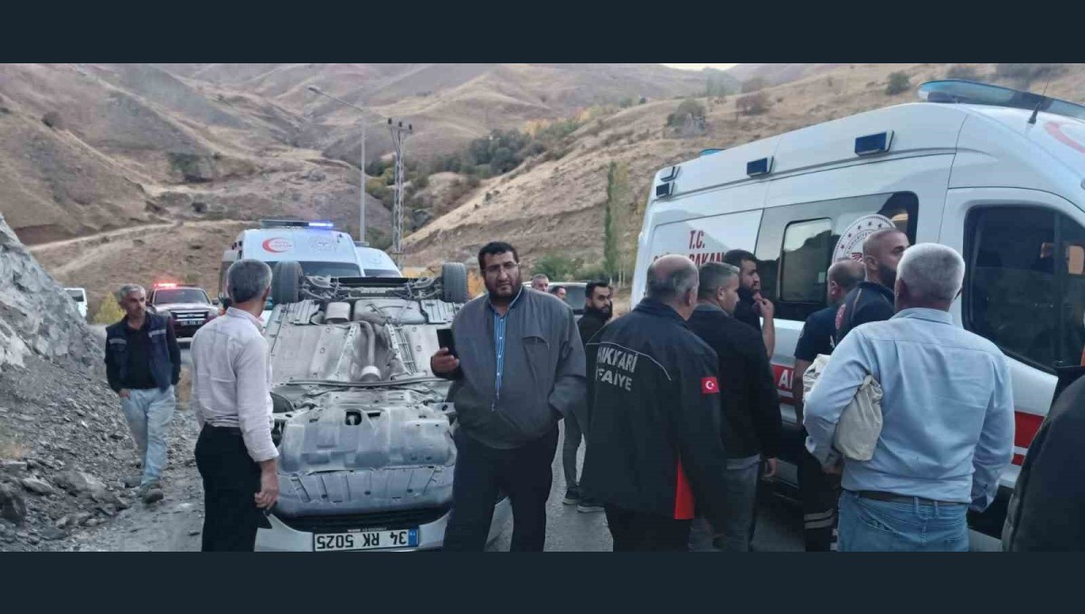 Hakkari'de kontrolden çıkan otomobil takla attı: 3 yaralı