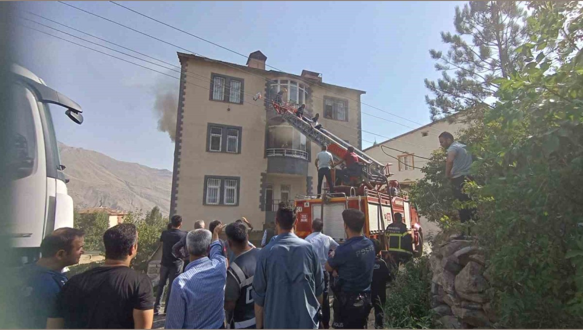 Hakkari'de korkutan yangın