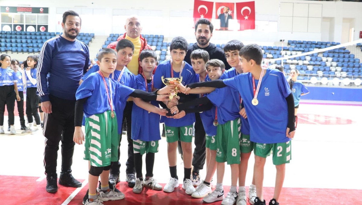 Hakkari'de Küçükler Voleybol İl Birinciliği sona erdi