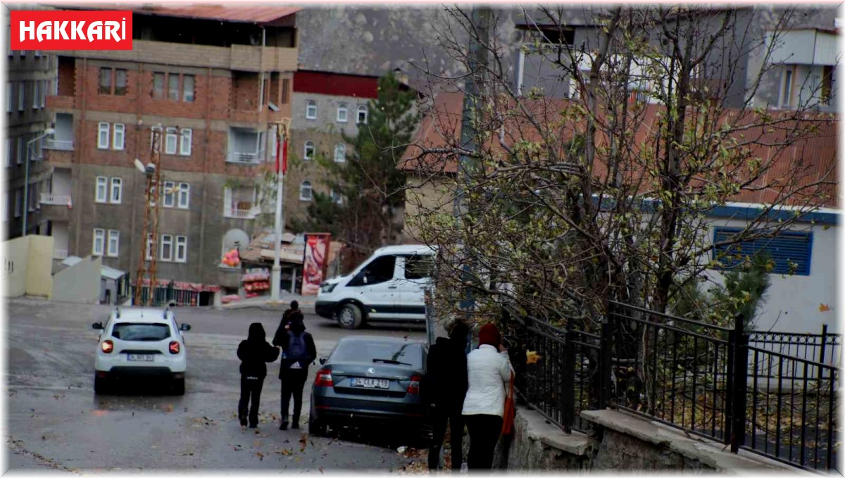 Hakkari'de kuvvetli rüzgar öğrencilere zor anlar yaşattı