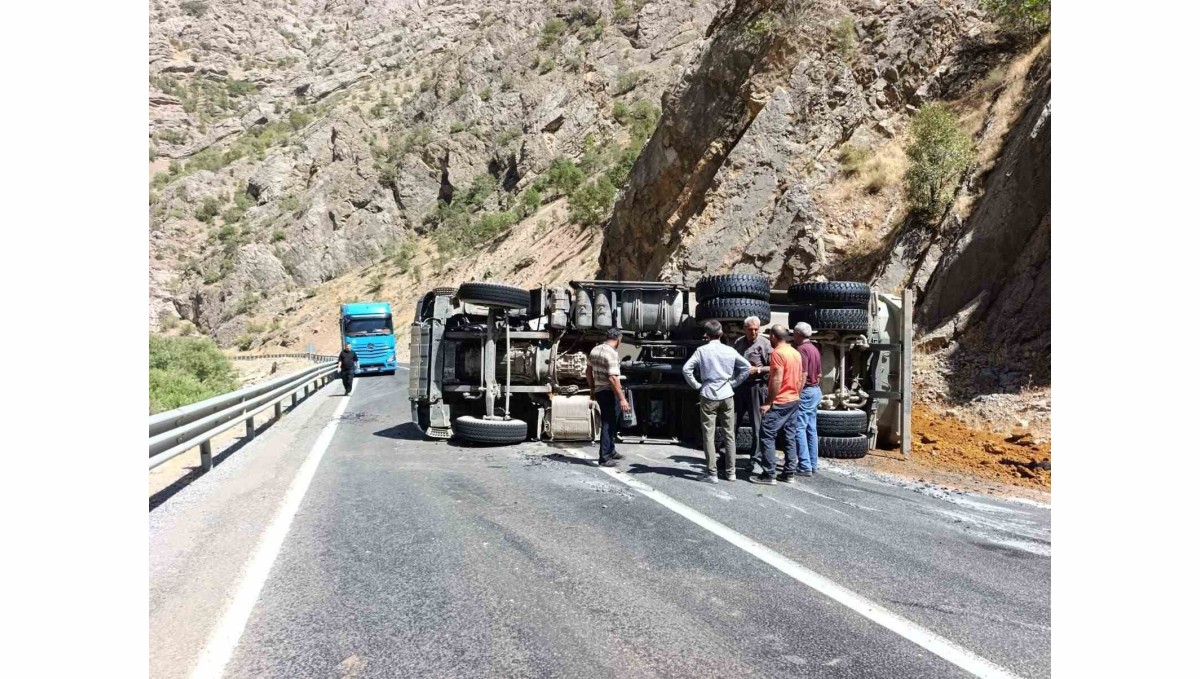 Hakkari'de maden yüklü kamyon devrildi:1 yaralı