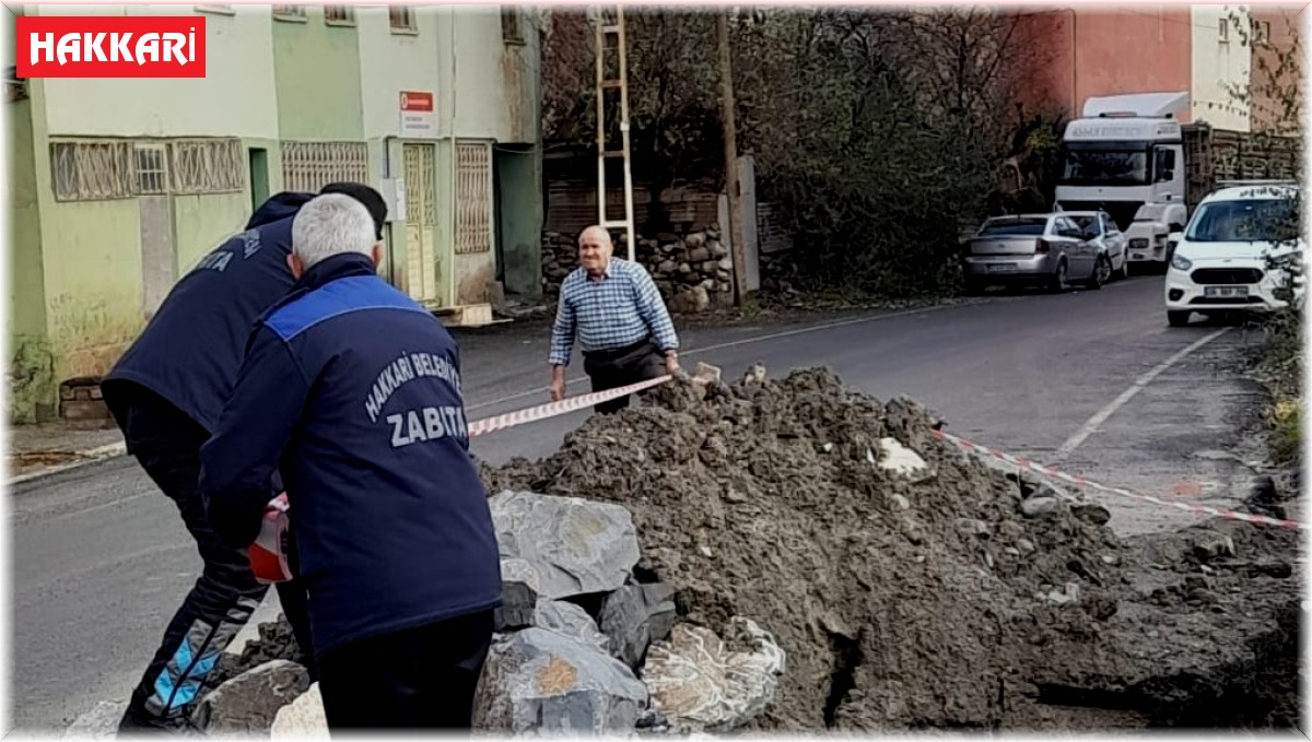Hakkari'de mahalle yolu çöktü