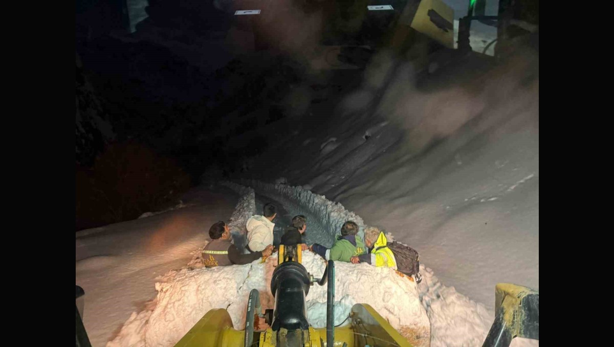 Hakkâri'de mahsur kalan işçiler kurtarıldı