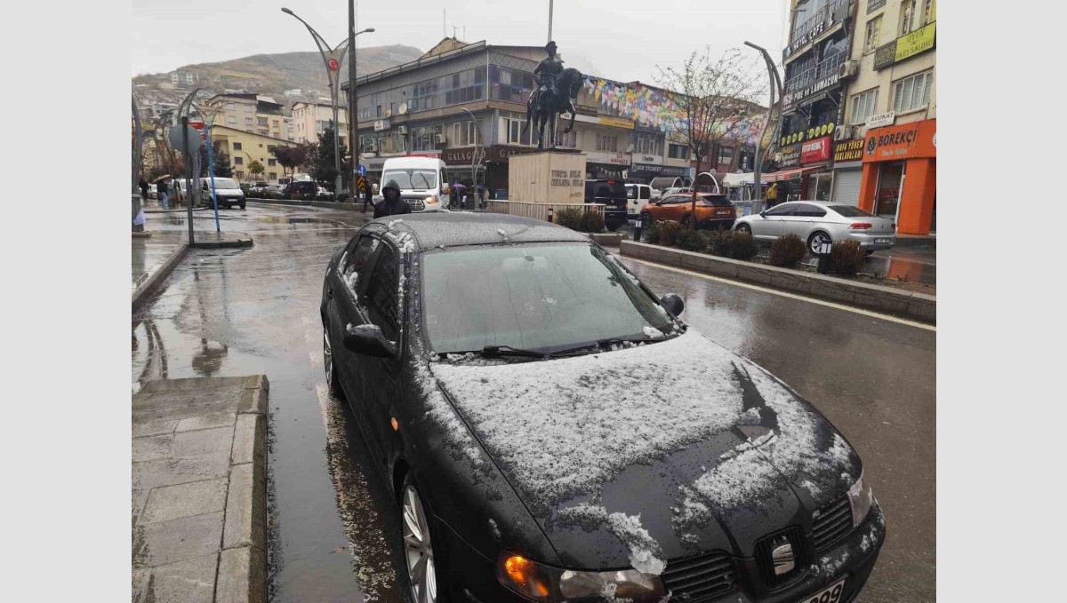 Hakkari'de merkezde yağmur, yüksek kesimlerde kar etkili oldu