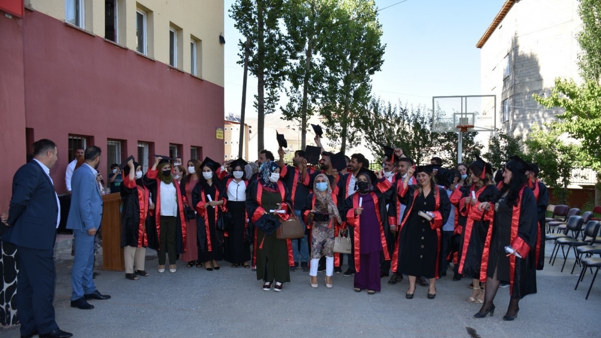 Hakkari'de mezuniyet sevinci