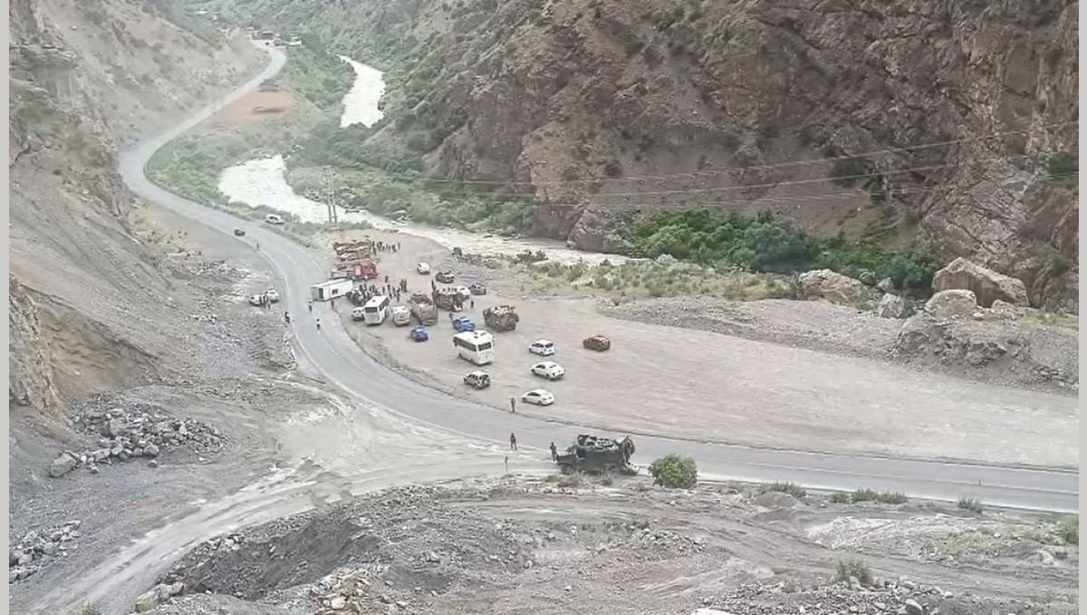 Hakkari'de midibüs devrildi, 6 asker yaralandı