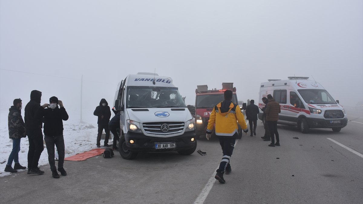 Hakkari'de minibüs ile tır çarpıştı: 4 ölü 5 yaralı