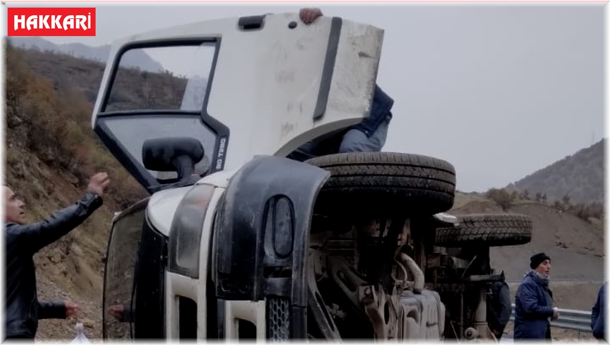 Hakkari'de minibüs yan yattı: 5 yaralı