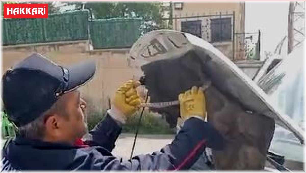 Hakkari'de minibüsün motor kaputuna giren yılanı itfaiye ekipleri çıkardı