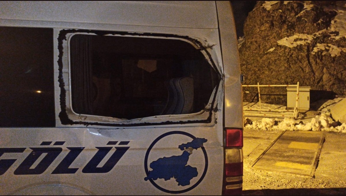 Hakkari'de minibüsün üzerine kaya parçası düştü: 12 yaşındaki çocuk ağır yaralandı