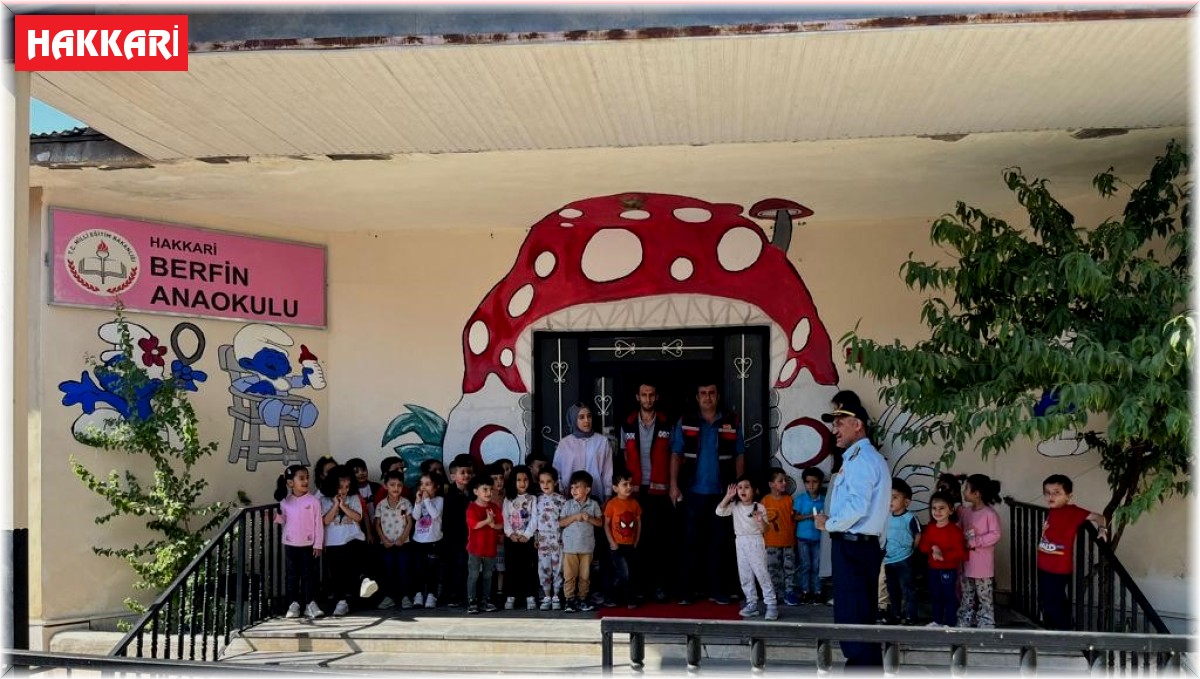 Hakkari'de minik öğrenciler itfaiye hakkında bilgilendirildi