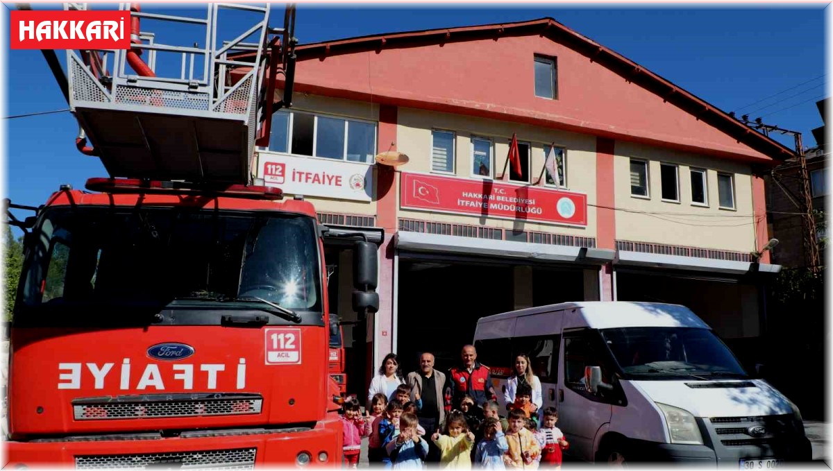 Hakkari'de minik öğrencilere itfaiye tanıtıldı