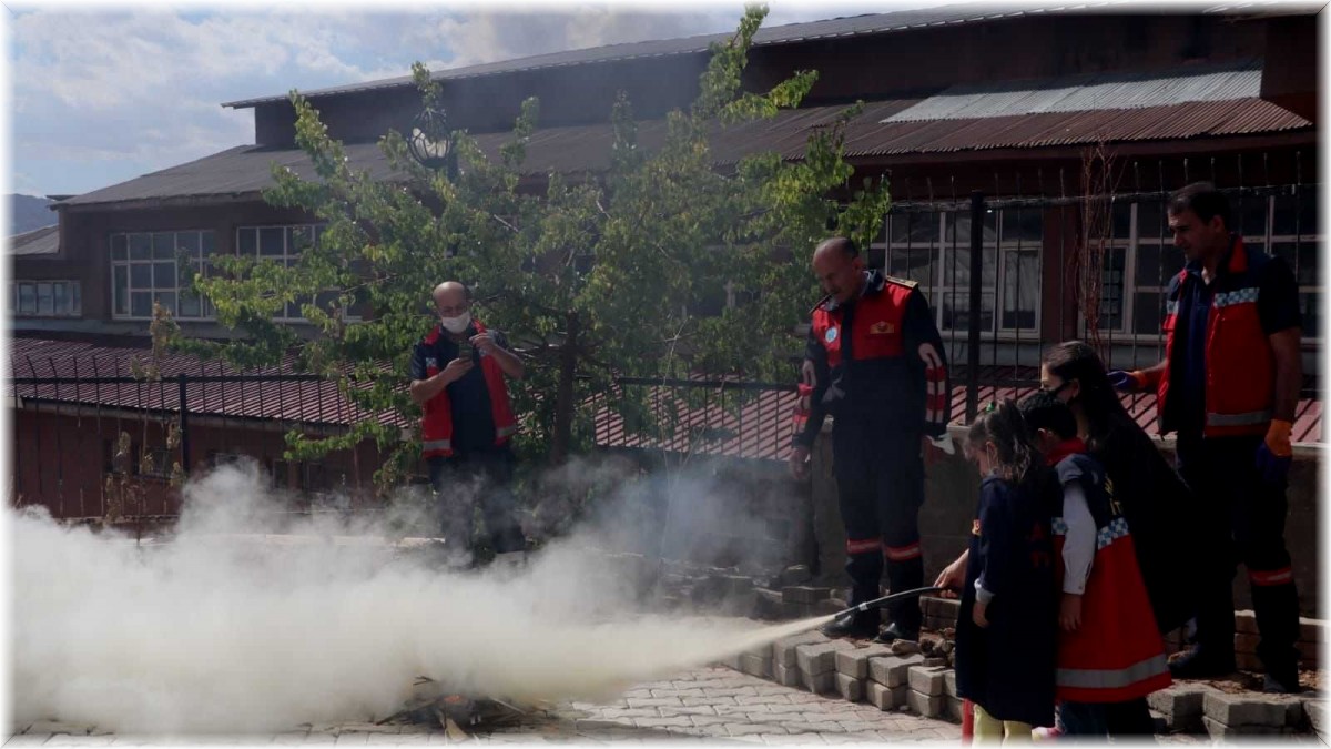 Hakkari'de minikler için yangın ve deprem tatbikatı
