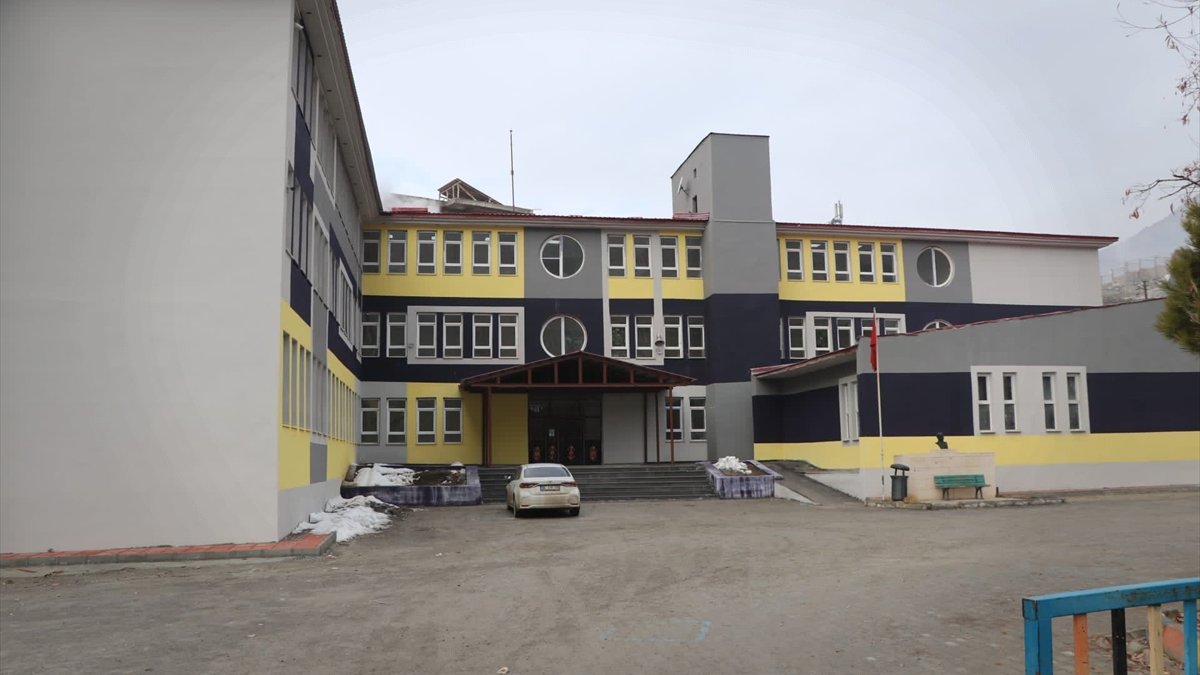 Hakkari'de modernize edilen okul hizmete girdi