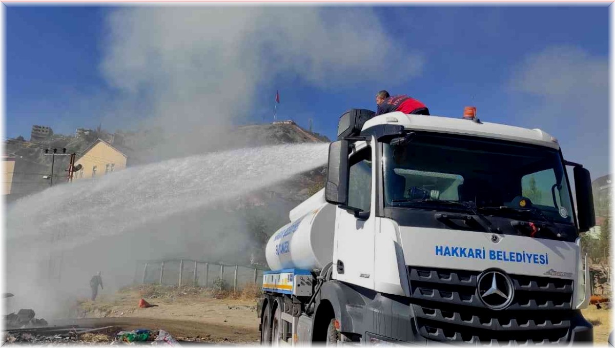 Hakkari'de odunluk yangını