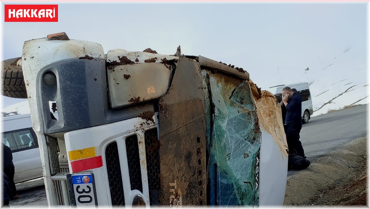 Hakkari'de öğrenci servisi devrildi: 4 yaralı