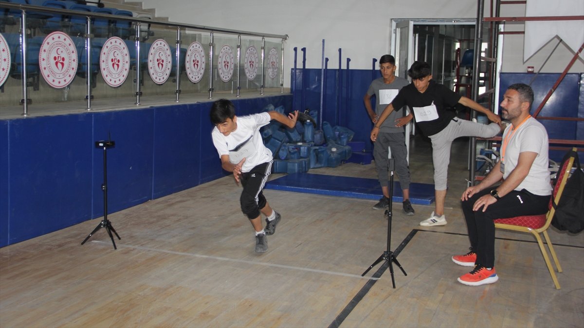 Hakkari'de öğrenciler yetenek sınavında ter döktü