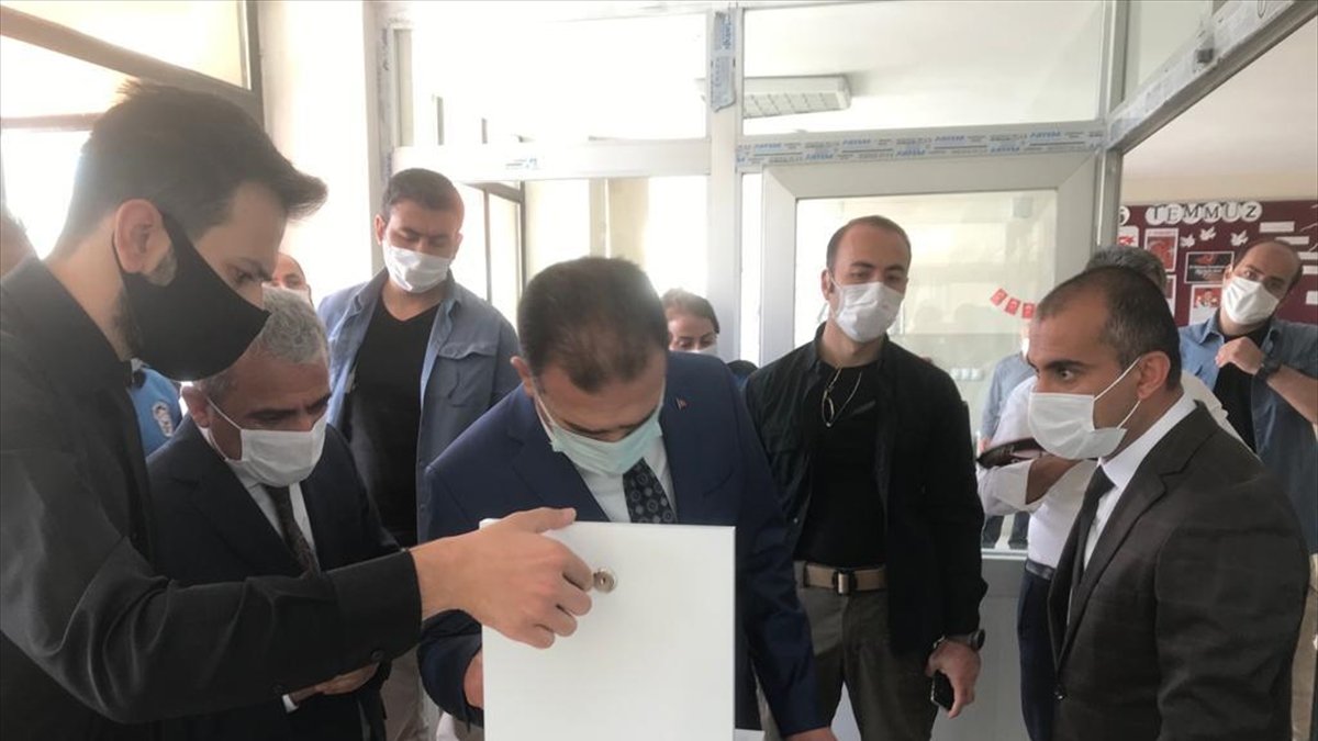 Hakkari'de öğretmen ve öğrenciler sensörlü dezenfektan cihazı üretti